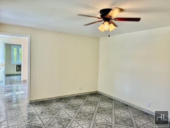Building Photo - 2.5 bedroom, 1 bath with private porch, Dw, microwave & W/D utilities included