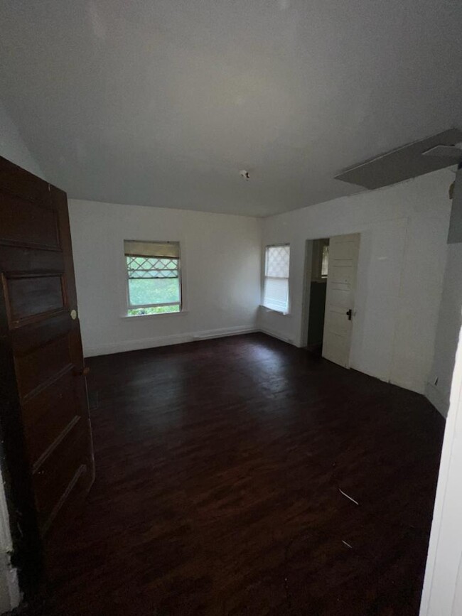 Huge bedroom - 206 State Fair Blvd