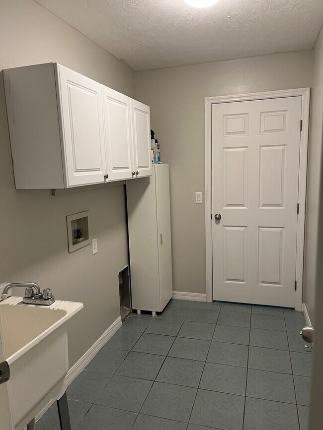 Building Photo - Spacious & Well-Maintained 2 Bedroom Home ...
