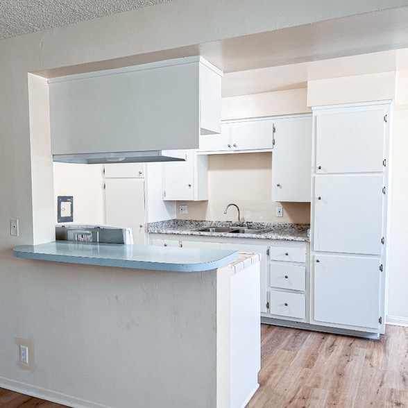 Building Photo - 1001 E Stearns Ave