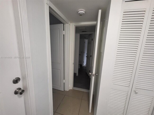 Building Photo - 960 N Franklin Ave