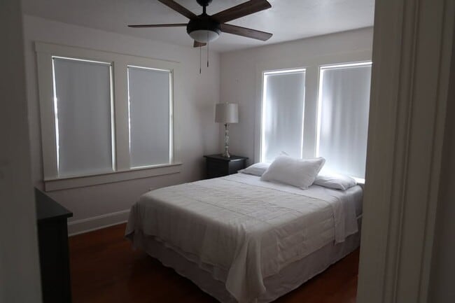 Building Photo - HOUSING VOUCHER ACCEPTED: 2-Bedroom Home in Prime St. Pete Location! FURNISHED OR UNFURNISHED. MI...