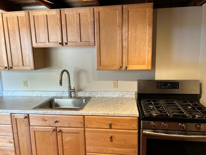 Gas stove - 75 Willow Dr
