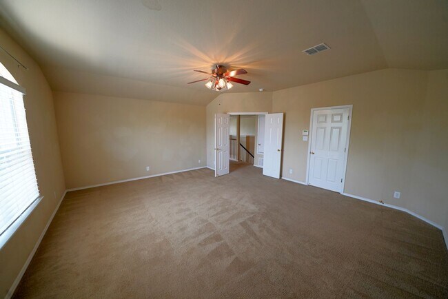 Building Photo - Spacious Home in Cibolo with 3 Car Garage! Realor Commission: $750