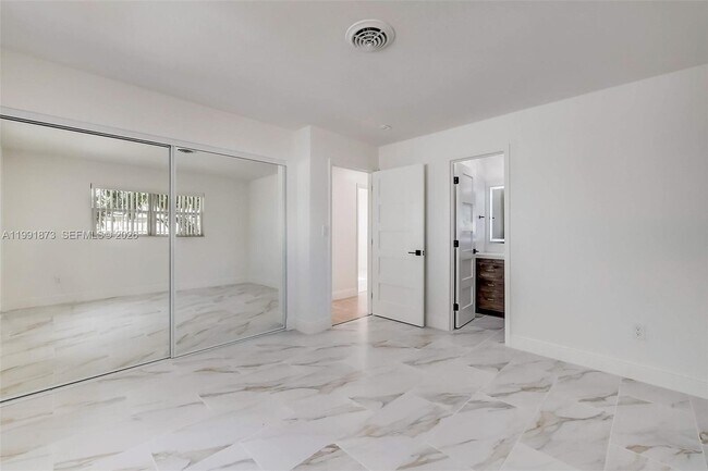 Building Photo - 1601 SW 32nd Pl