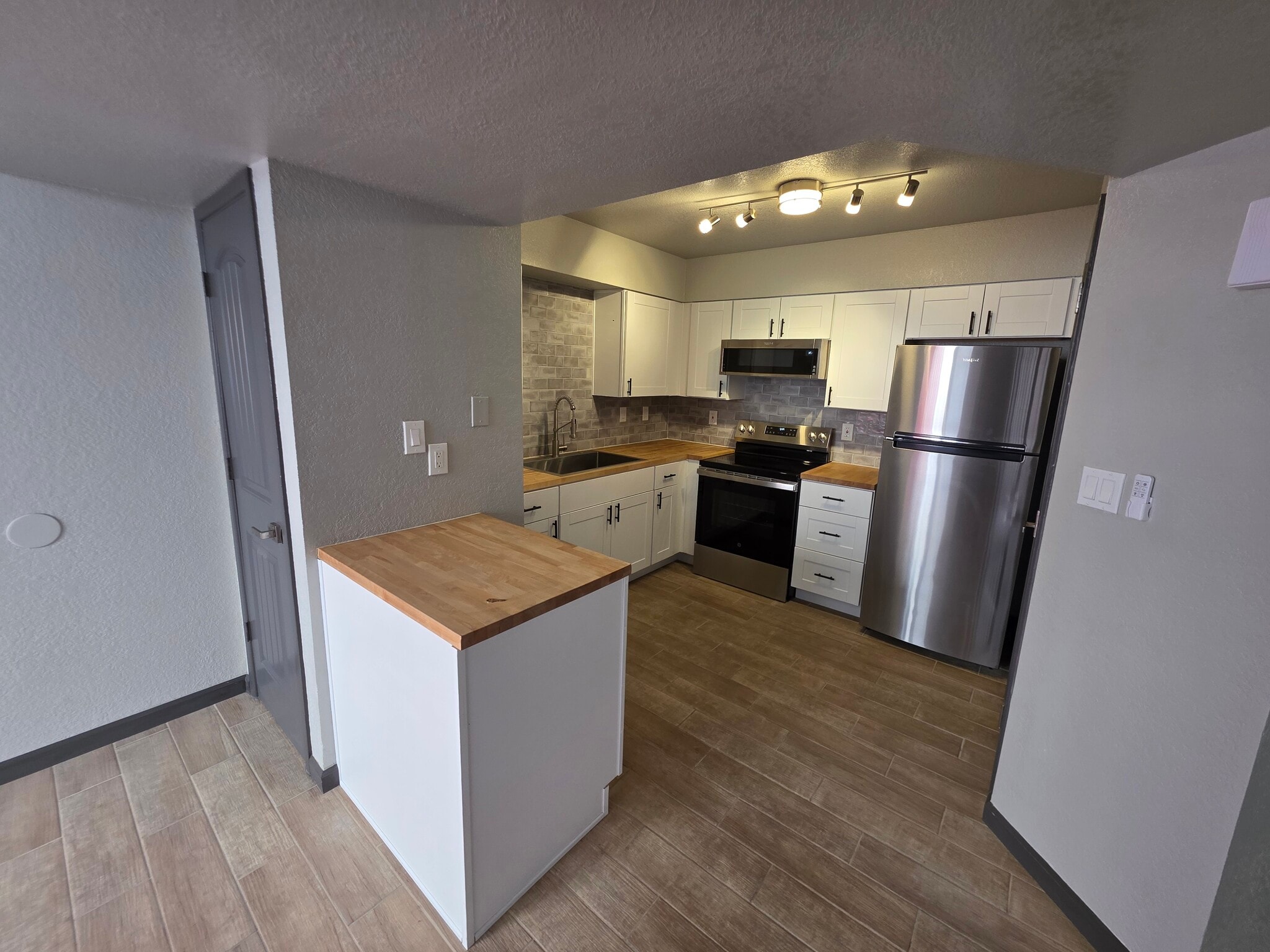 Building Photo - 1749 E Pepper Cir