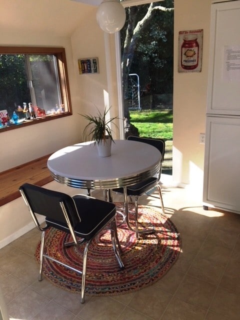 Building Photo - Comfortable Mid Century Modern Home with B...