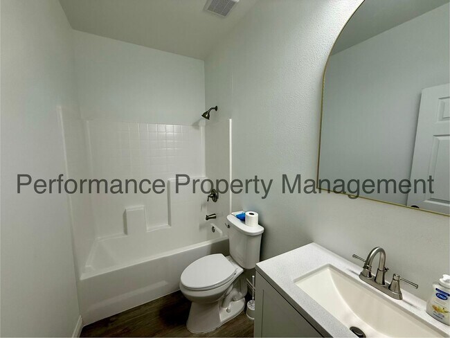 Building Photo - Modern 4 Bed/2 Bath E Bakersfield Home w/ RBP & Security Deposit Alternative Option