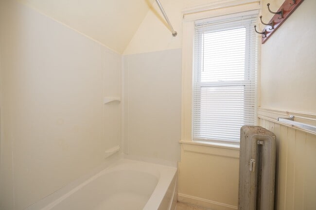 Building Photo - Convenient Location & Updated Amenities!