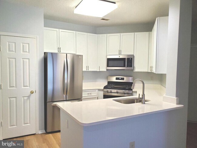 Building Photo - 6005 Rosebud Ln