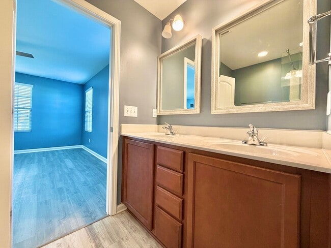 Building Photo - Updated 3BR Townhome | Community Pool, Gym, Pickleball, & Tennis Courts | Easy RTP Access