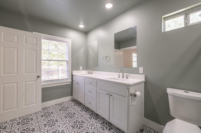 Building Photo - 2810 24th St