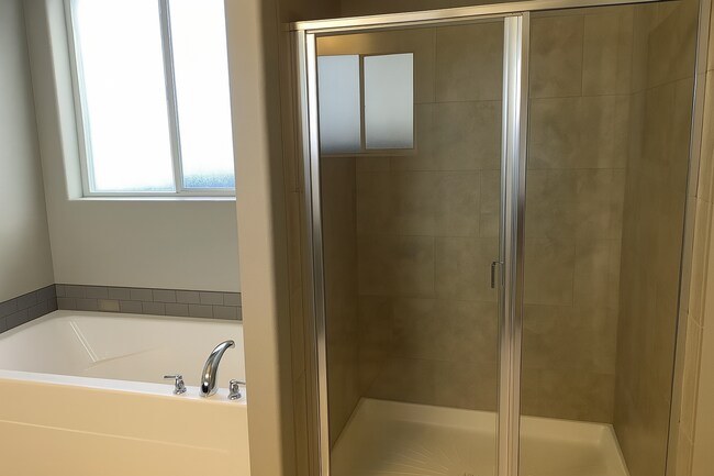 Building Photo - Gorgeous single-level 3x2 with fully fence...