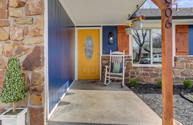 Building Photo - 1906 N Chambers Ter