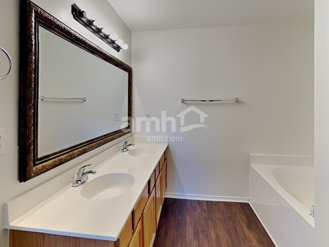 Building Photo - 1611 Rustic Arch Way