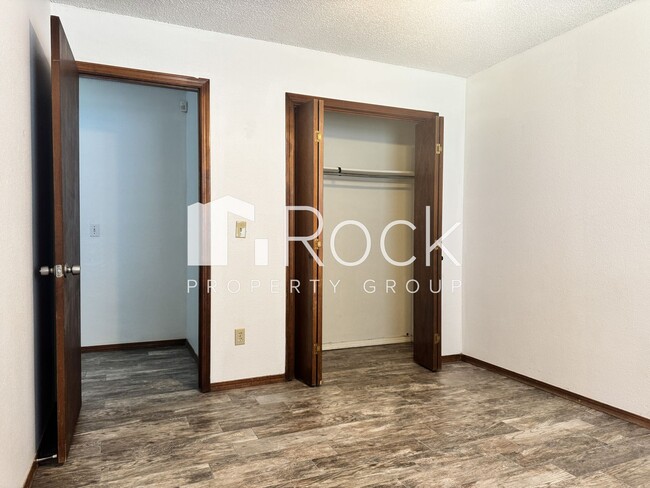 Building Photo - 3 Bedroom, 2 bath, 2 car garage home avail...