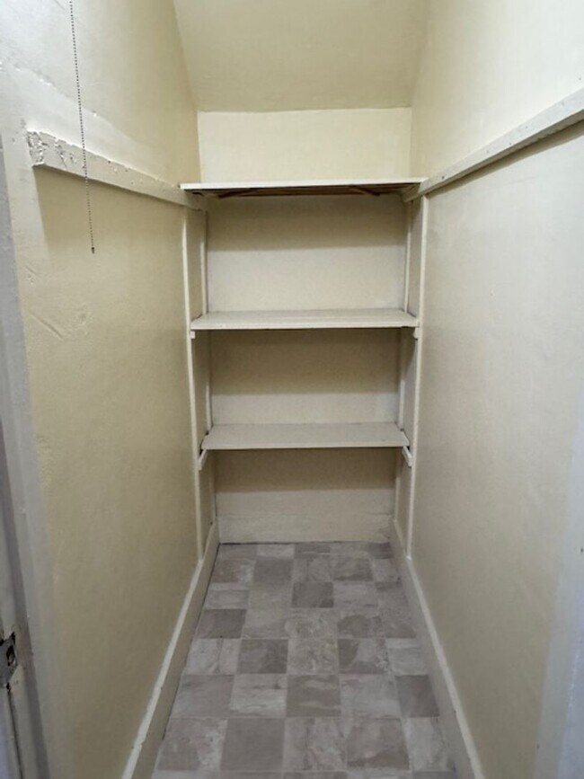 Building Photo - 629 Otter Ave