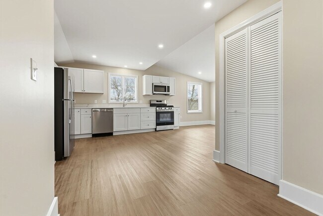 Building Photo - 142 Elliott St