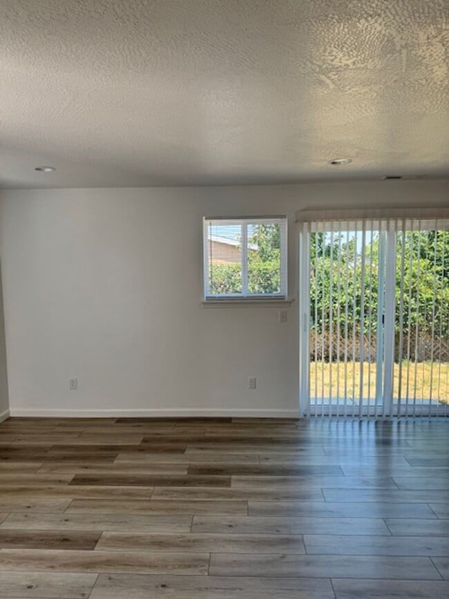 Building Photo - 3 BEDROOMS SINGLE LEVEL HOME