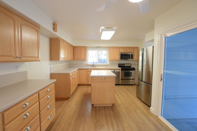 Building Photo - 3-Bedroom Retreat with Expansive Backyard ...