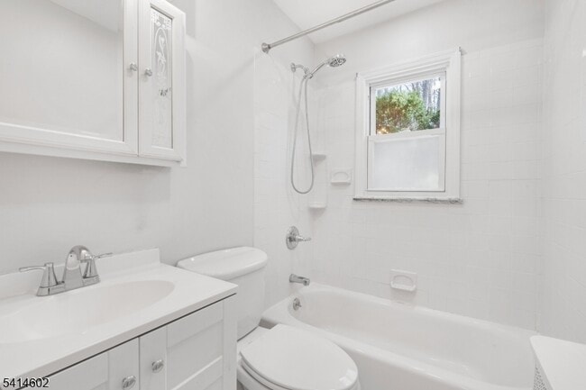 Building Photo - 83 Chestnut Hill Dr W