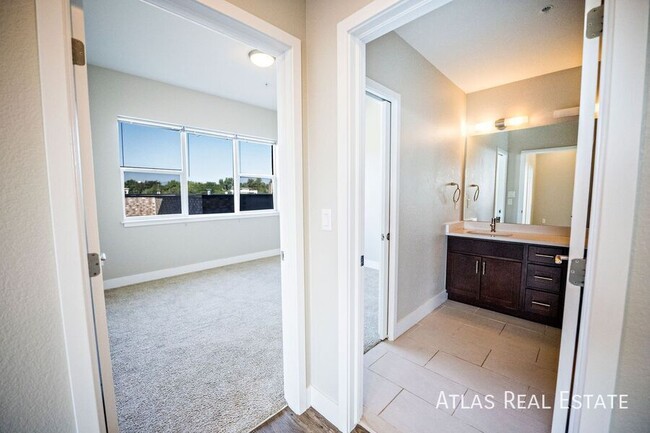 Building Photo - Beautiful 2 Bed 2 Bath Corner Apartment on...