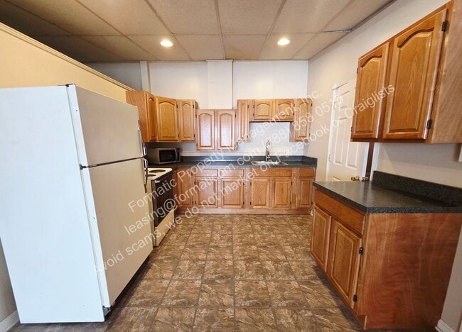 Building Photo - 323 Hughes St