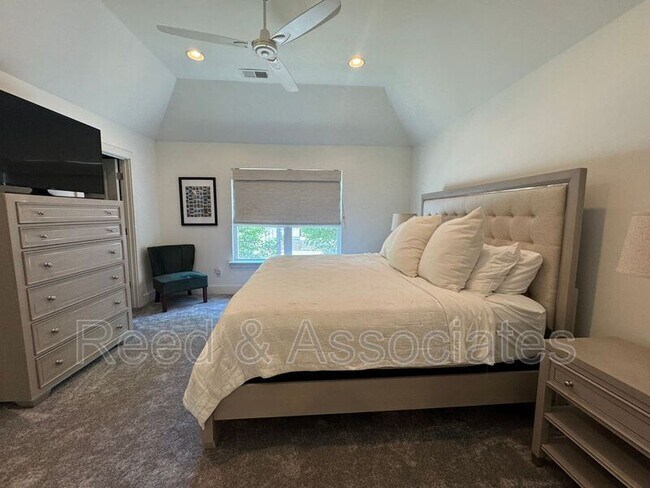 Building Photo - 1080 Blythe St