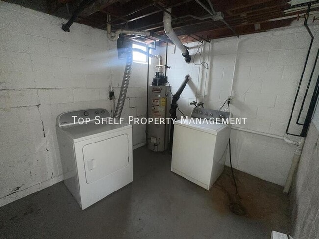 Building Photo - 4812 Lakeview Dr