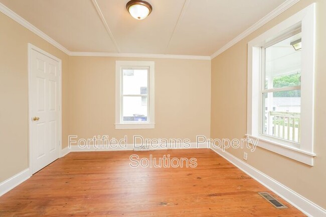 Building Photo - 933 Taft St