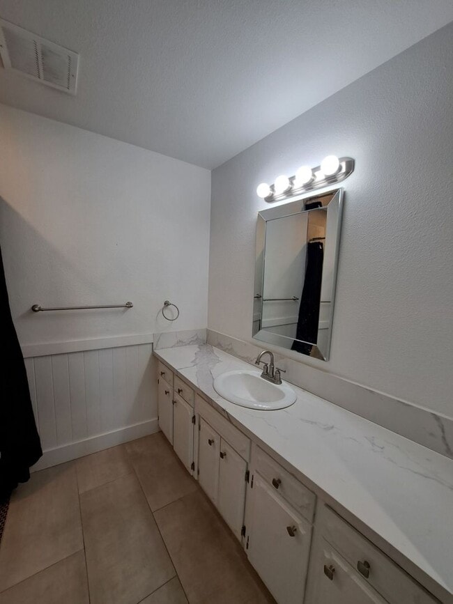 Building Photo - Beautiful 6-Bedroom Home with Pool & Outdo...