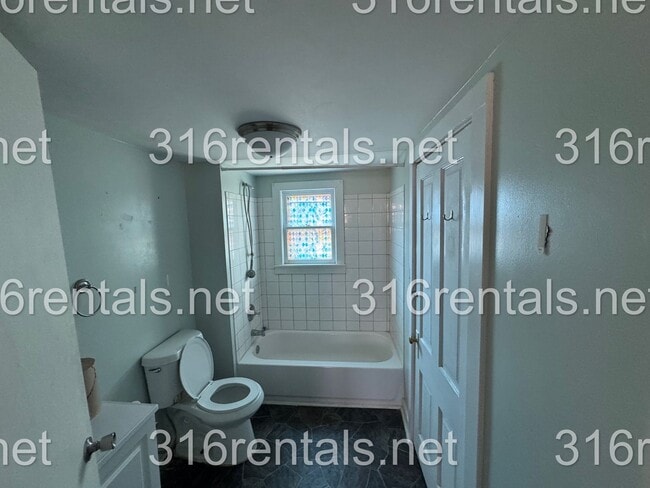 Building Photo - $950 -3 bed 1 bath - Single Family Home