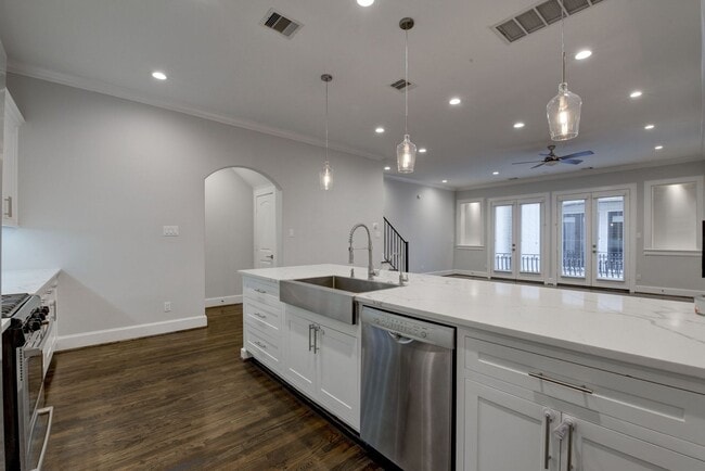 Building Photo - Beautiful 3 bedroom/3.5 bath Mediterranean...