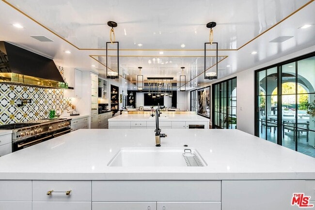 Building Photo - 1445 Vía Cresta