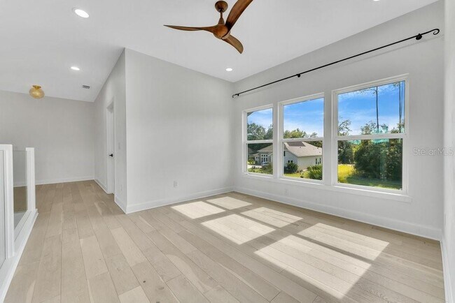 Building Photo - 10468 SW 32nd Ave