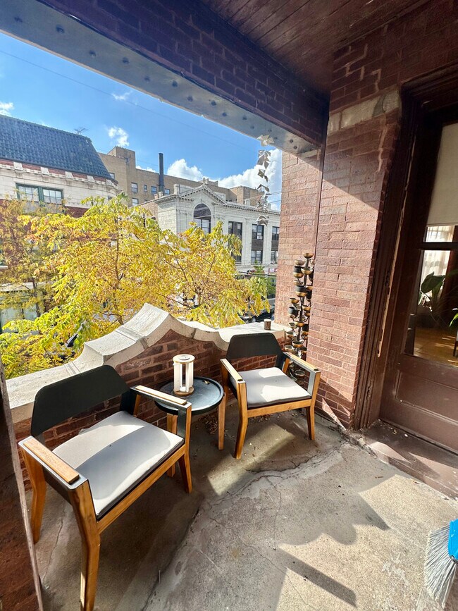 Building Photo - 1008 W Argyle St