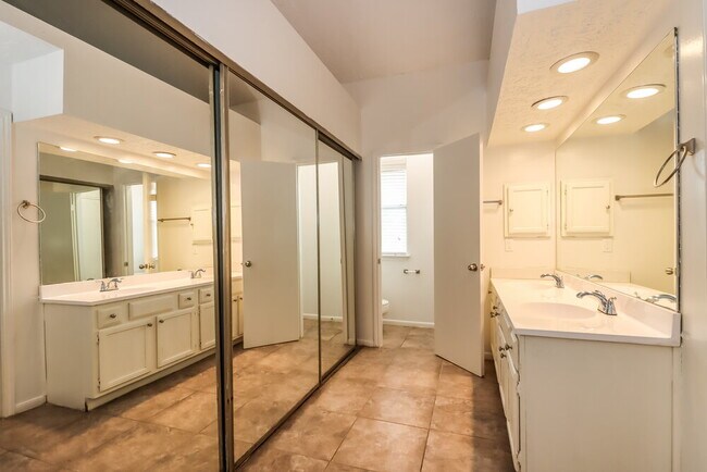 Building Photo - 16602 Quiet Trail Dr