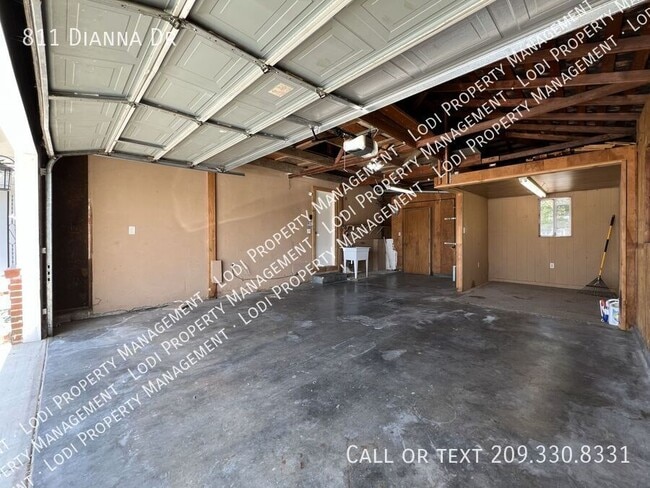 Building Photo - 811 Dianna Dr