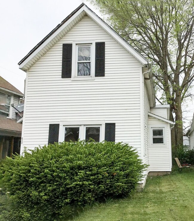 Building Photo - Update Spacious Home Near DownTown