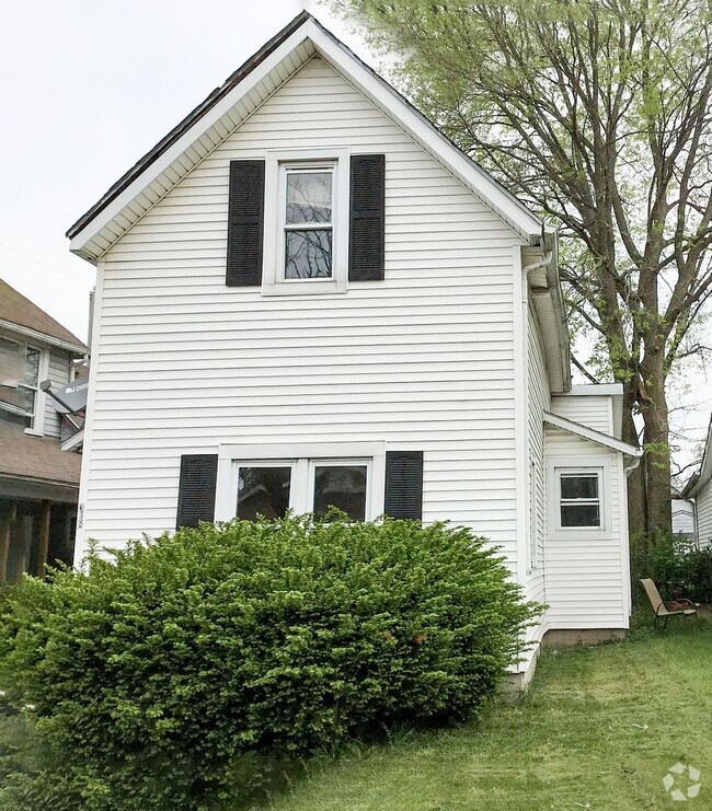 Building Photo - Update Spacious Home Near DownTown