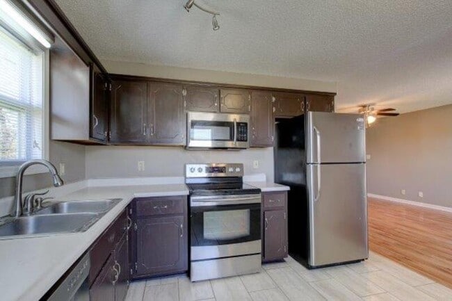 Building Photo - 1822 Harbor Dr