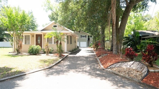 Building Photo - 2116 Henderson Dr