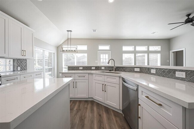 Building Photo - 6215 Suncrest Ct