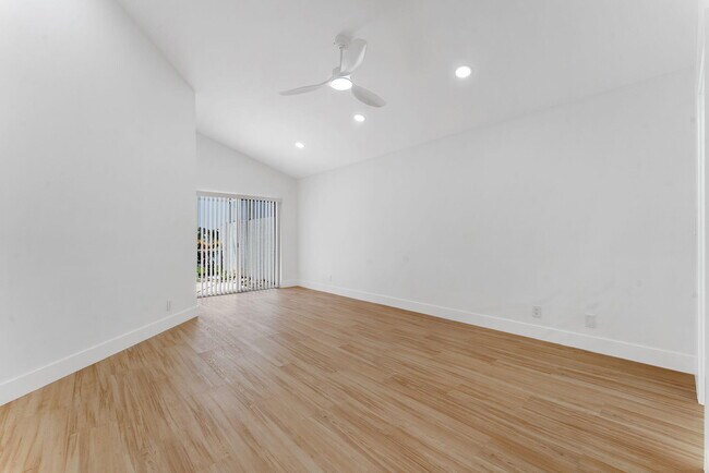 Building Photo - 897 Dickens Pl