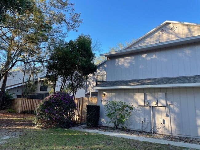 Primary Photo - 4600 Lighthouse Cir