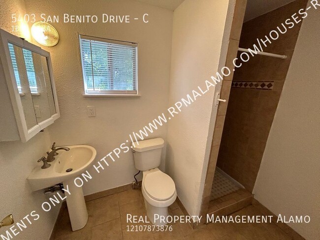 Building Photo - *COMING SOON!* Upstairs 1 Bedroom 1 Bath U...