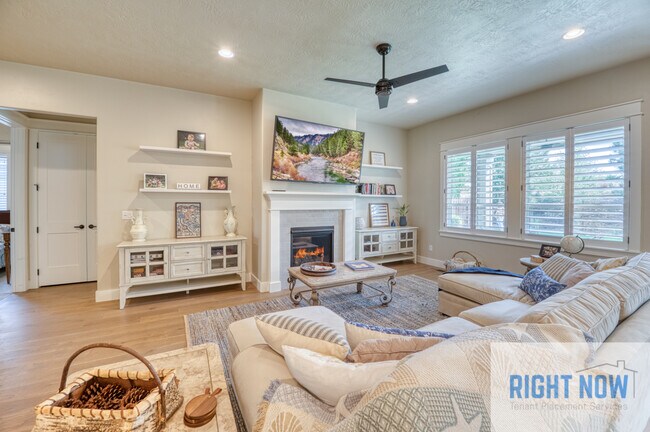 Building Photo - 4113 W Gray Fox St