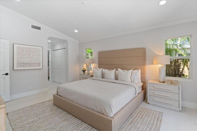 Building Photo - 1132 NE 3rd Ave