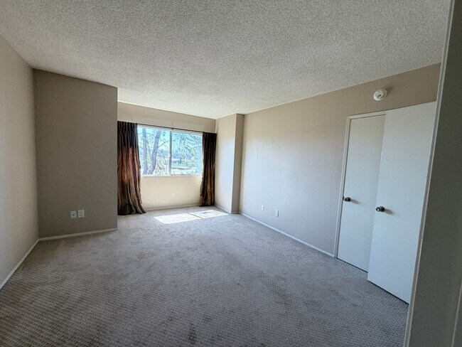 Building Photo - 5700 Baltimore-208