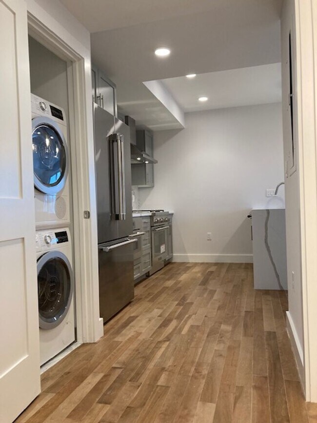 Building Photo - 2BR 2Bth unit. Great location! Easy access to Mass Pike. Laundry IN UNIT!